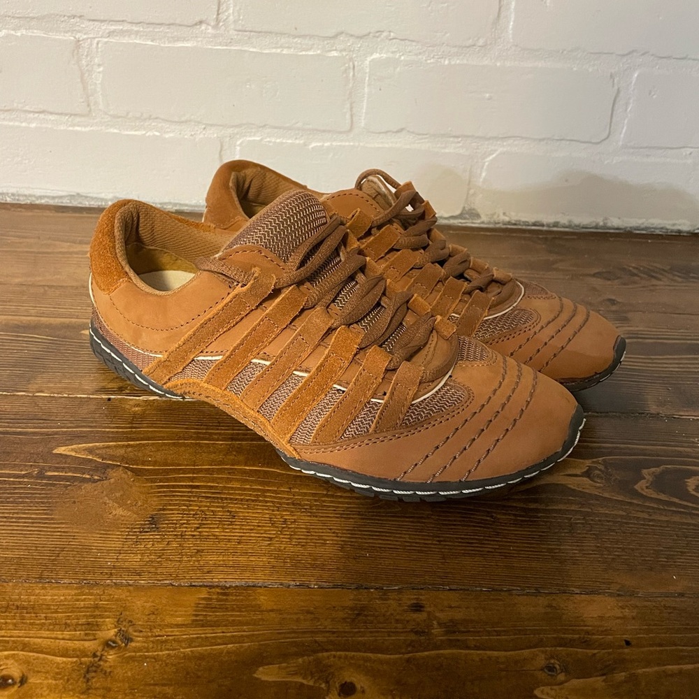Womens 8.5 brisas sneaker camel color